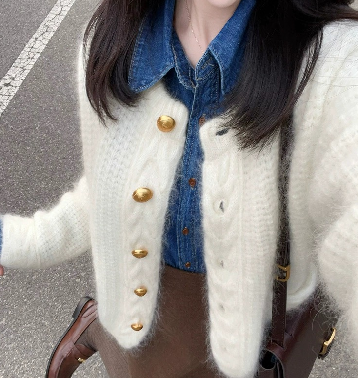 慵懶風奶白色金扣小香風毛衣外套女秋冬新款溫柔氣質軟糯上衣