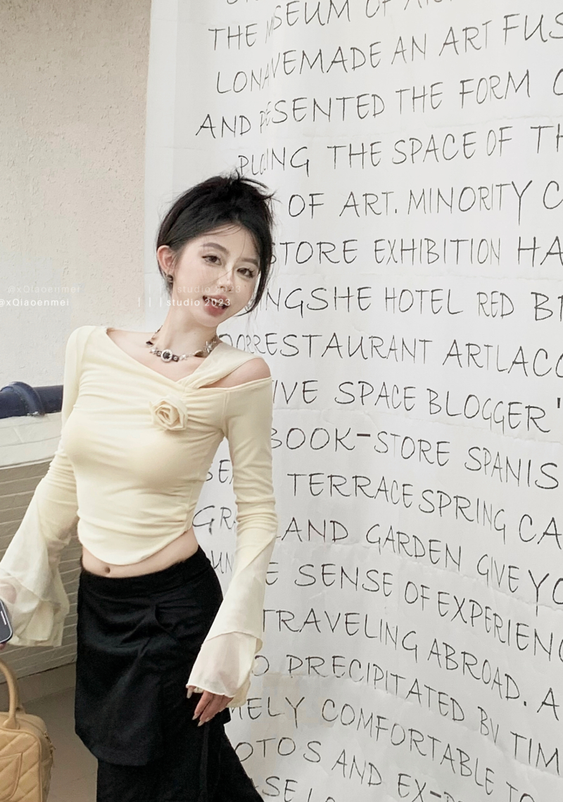Real shot of rose sloping shoulder top, high-end slim fit, short hot girl niche design long-sleeved T-shirt