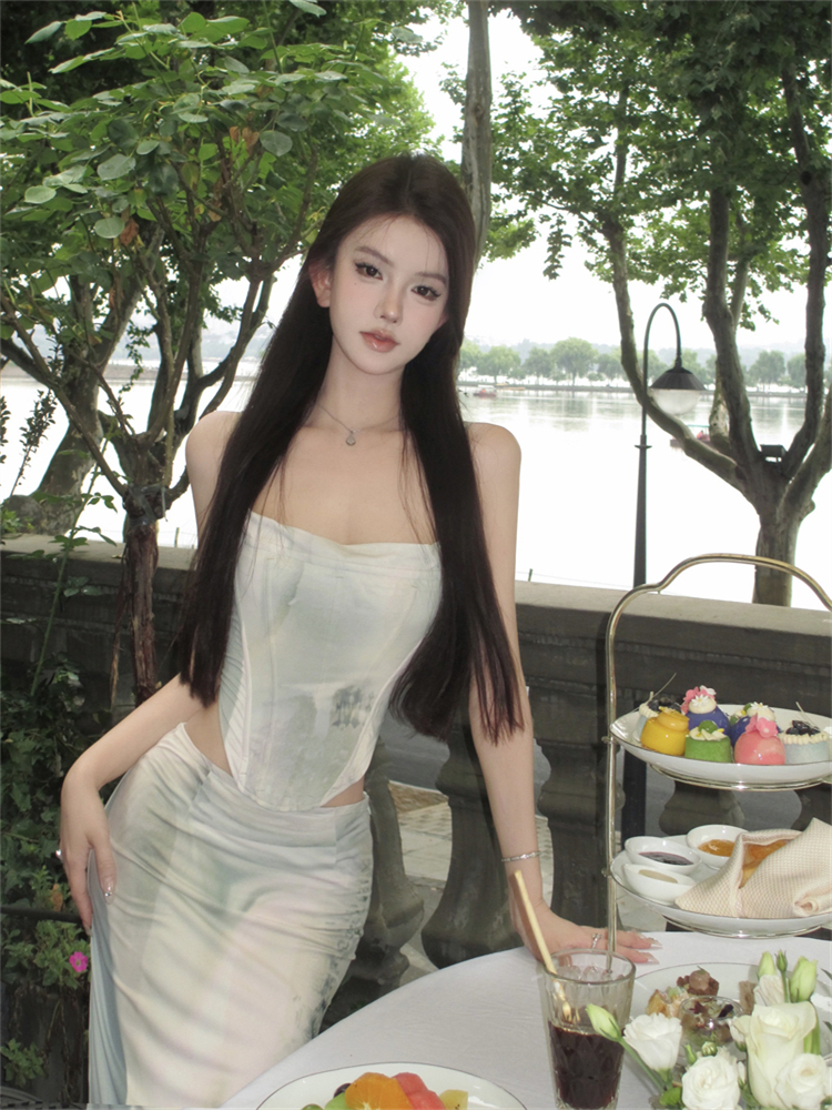 Real shot of positioning printed floral suspender tube top fishbone bra top tight high waist hip-covering skirt suit