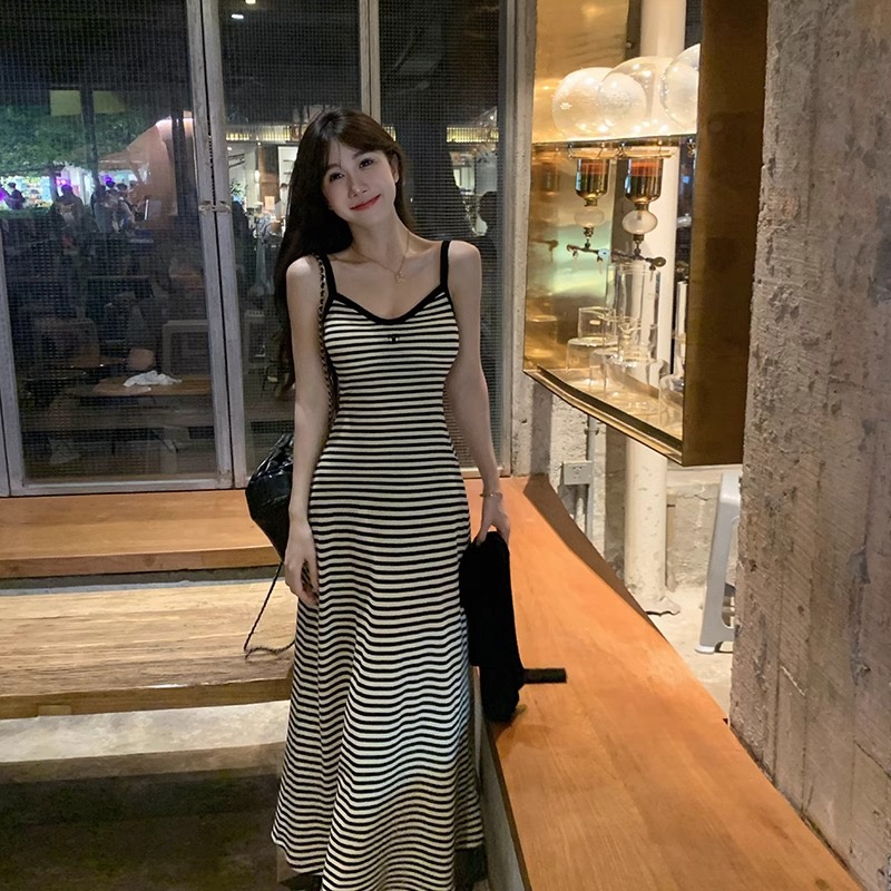愉悅愉悅條紋V領A字吊帶連衣裙女夏韓系休閒百搭修身收腰顯瘦長裙