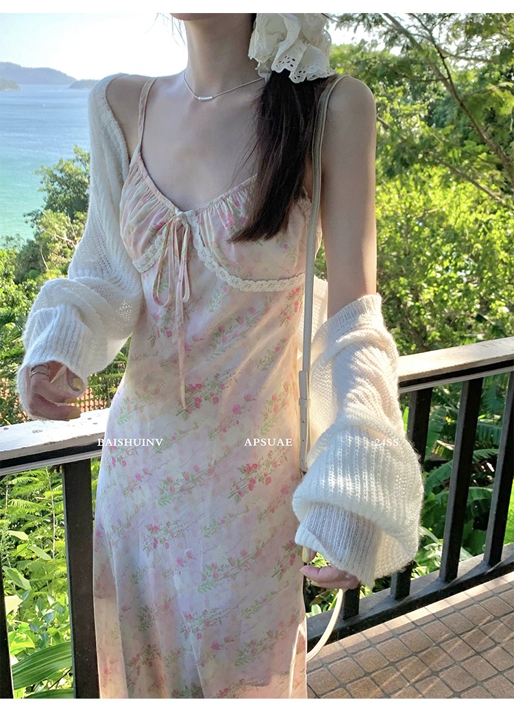 白水女春日小花碎花吊帶連衣裙女2024早春款花邊拼接法式長裙