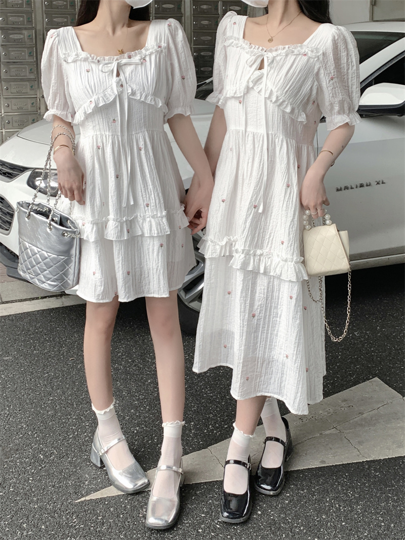 夏季新款韓系設計感方領白色刺繡小花裙子女法式溫柔泡泡袖蛋糕裙