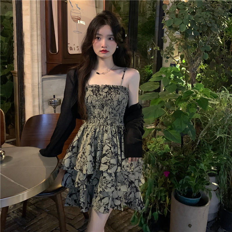 法式復古碎花吊帶連衣裙女春季2024新款收腰顯瘦設計感氣質蛋糕裙