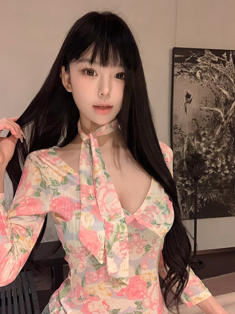 實拍2024新品復古碎花綁帶項圈上衣套裝彈力修身設計感打底衫