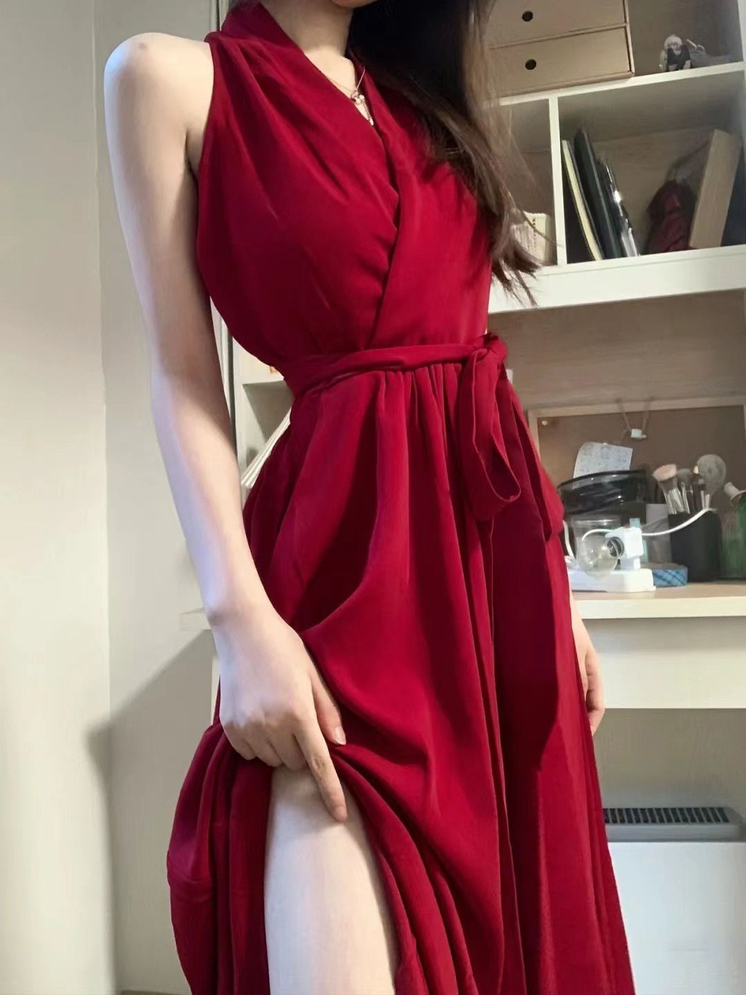 純欲風紅色掛脖連衣裙女早春新款a字御姐收腰綁帶修身中長裙