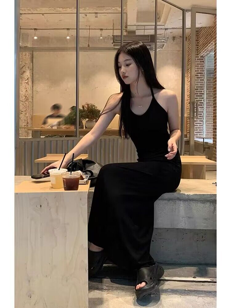 掛脖連衣裙女夏季新款黑色高級感長裙氣質過膝初戀吊帶裙子