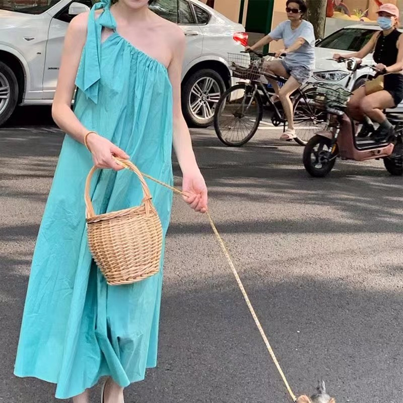 露肩海邊度假連衣裙女夏季2024系帶設計感小眾沙灘裙長裙吊帶裙子