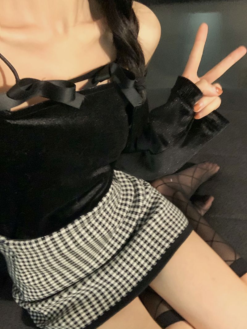 實拍三標齊純欲風小辣妹性感漏肩絲絨蝴蝶結上衣