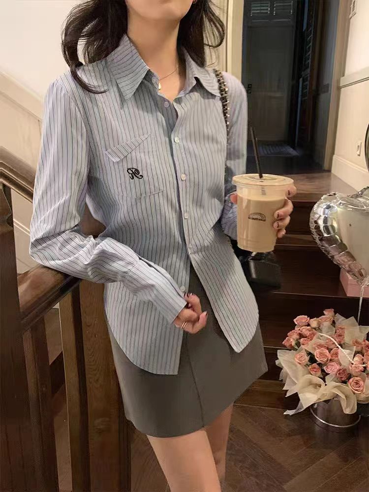 韓系刺繡學院風藍色條紋襯衫女2024早春設計感內搭收腰長袖襯衣