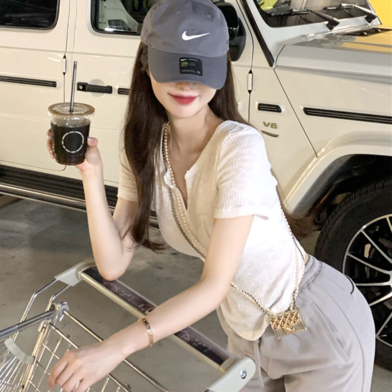 短袖打底衫女夏季2024新款v領設計感紐扣修身顯瘦不規則短款上衣
