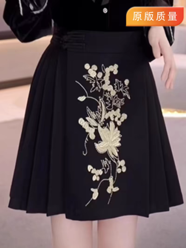 新中式国风半身裙女2024春夏款短款改良马面裙重工刺绣百褶小黑裙