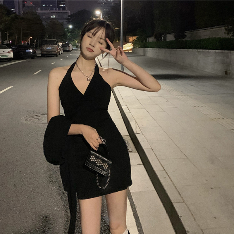 黑色辣妹性感掛脖吊帶2024夏季包臀連衣裙顯瘦小眾設計感v領新款