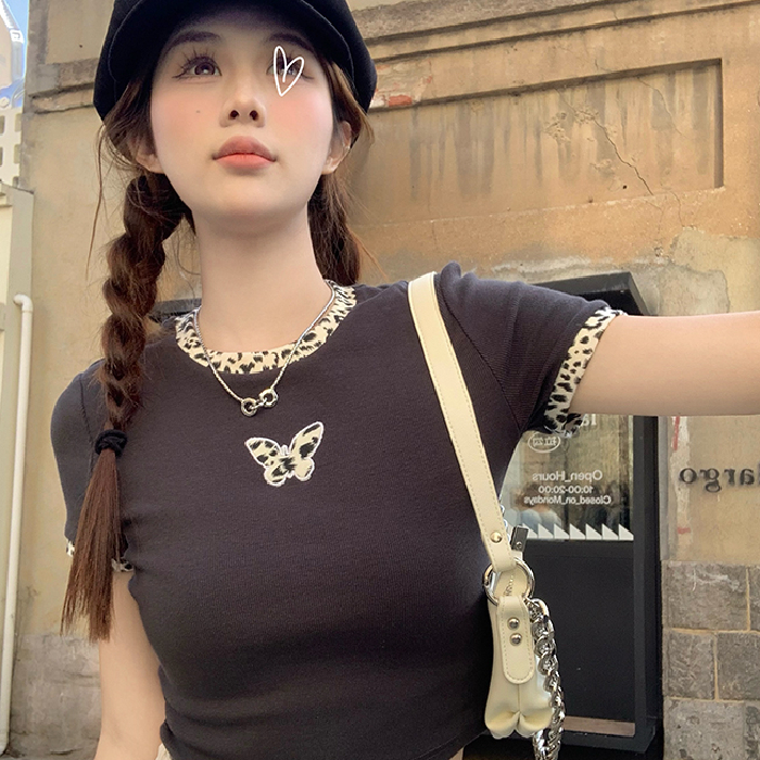短款正肩女t恤短袖夏季修身小蝴蝶豹紋字母印花短上衣