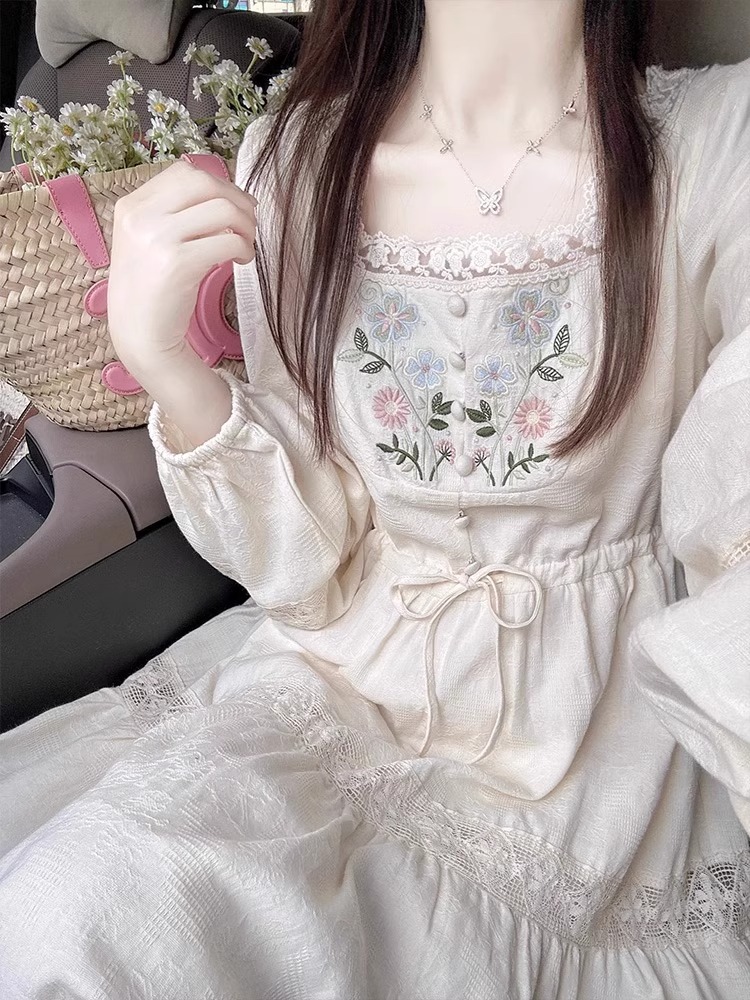 法式高級感刺繡花方領連衣裙女秋季新款復古顯瘦收腰海邊度假長裙