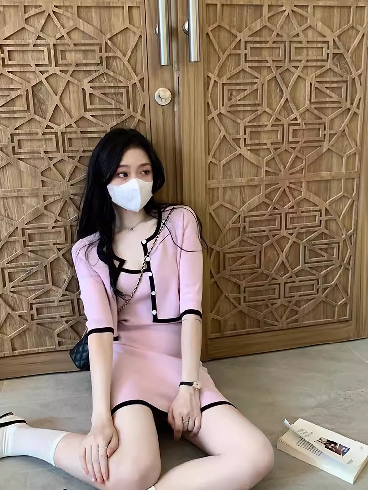 French sweet age-reducing knitted suspender dress for women in autumn loose slimming cardigan top two-piece set