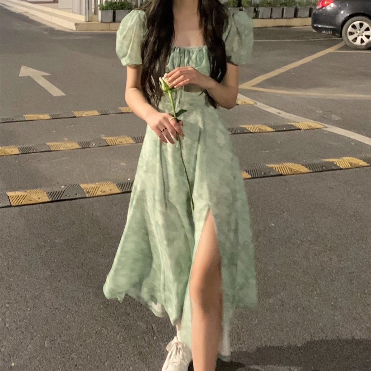 法式泡泡袖碎花裙女收腰英倫風顯瘦街拍復古溫柔開叉甜辣炸街連衣