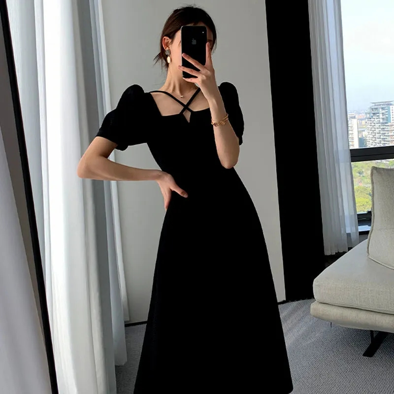 黑色連衣裙女2024夏新款高級感收腰修身顯瘦赫本風方領時尚小黑裙