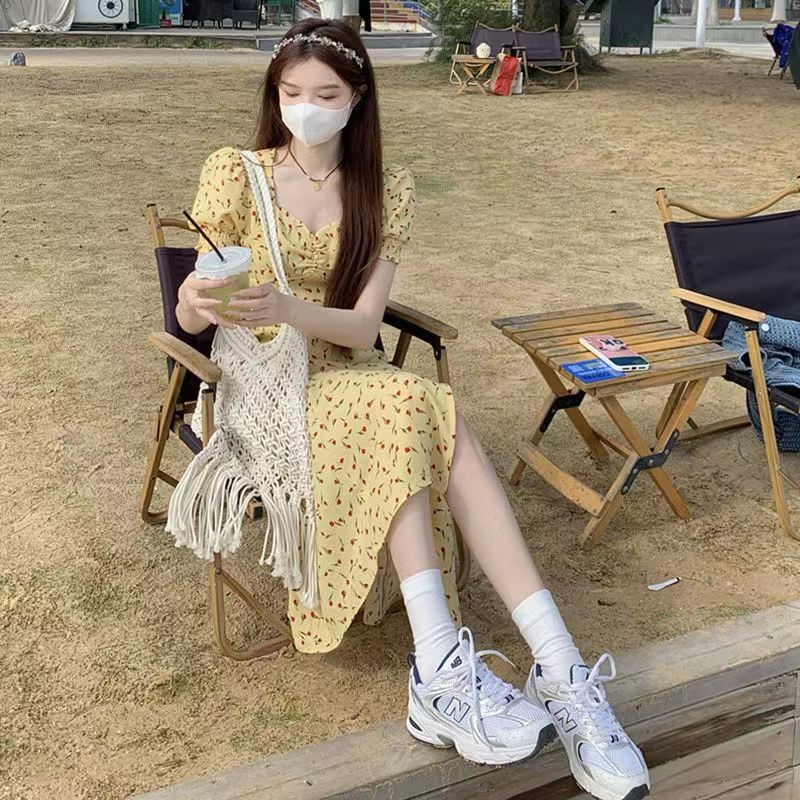 法式黃色碎花連衣裙女2024年春季新款高腰顯瘦開叉裙子a字中長裙