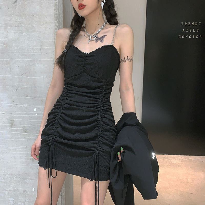 2024夏季新款吊帶裙女夏天連衣裙赫本風氣質抽繩褶皺小黑裙子淑女