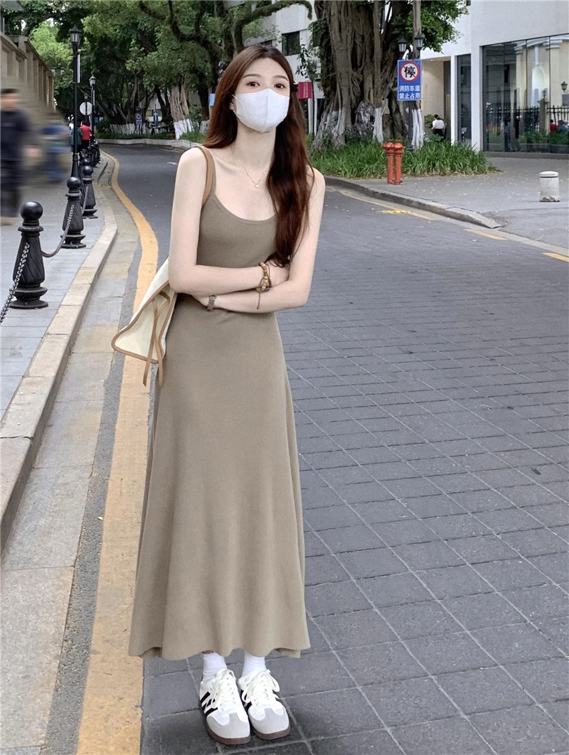 設計感小眾褶皺吊帶連衣裙女2024年夏季氣質收腰顯瘦A字長裙子