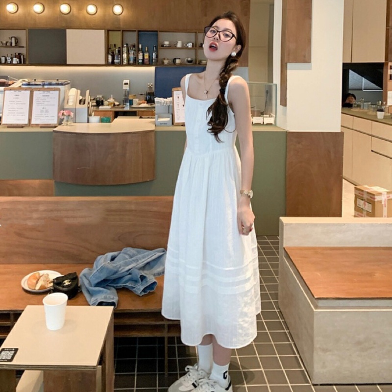 曾小咸 溫柔訊號 白色肌理感連衣裙女早春度假風方領吊帶氣質長裙