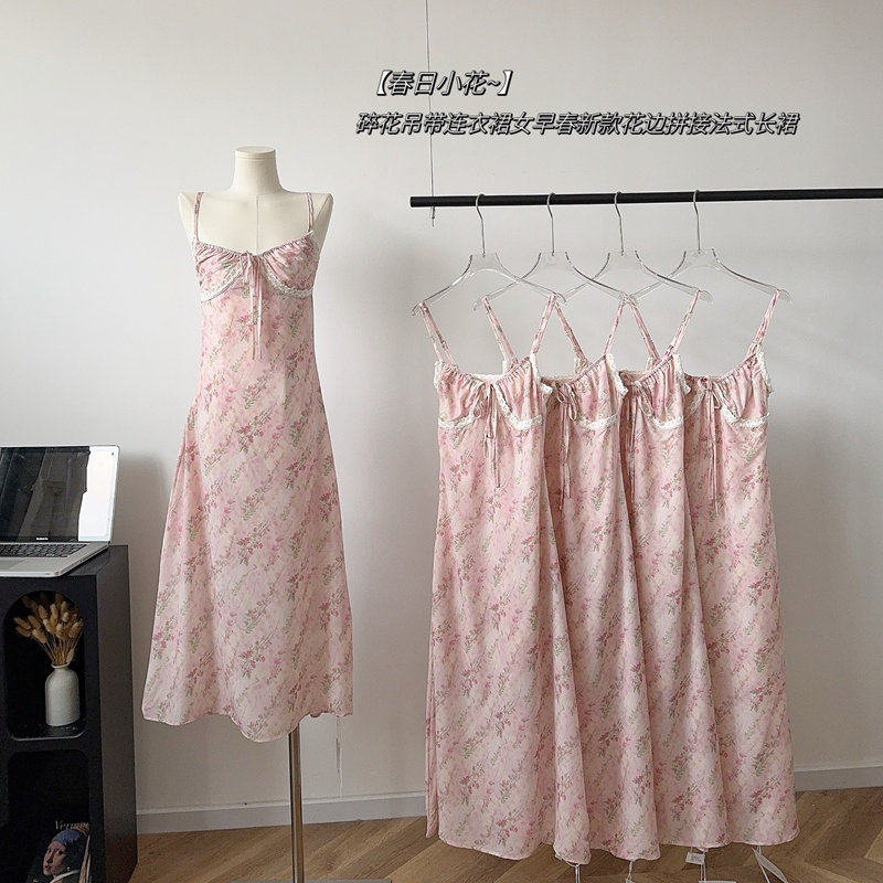 白水女春日小花~碎花吊帶連衣裙女早春新款花邊拼接法式長裙
