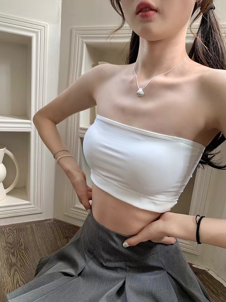 Not a real shot. Strapless tube top, versatile solid color inner wrap, anti-exposure, padded top for beautiful women.