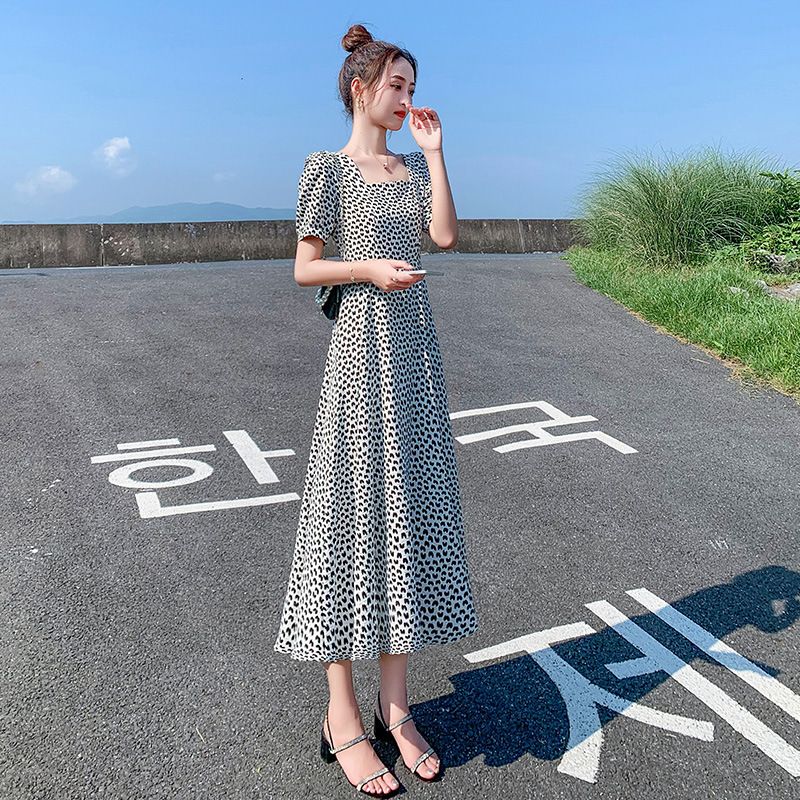 2024方領寶媽新款碎花法式約會中長款收腰赫本風短袖旅遊連衣裙