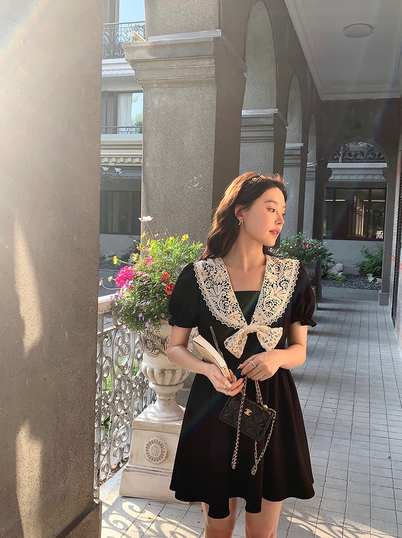 楊小卷 法式復古蕾絲拼接娃娃領連衣裙女夏減齡顯瘦赫本風小黑裙