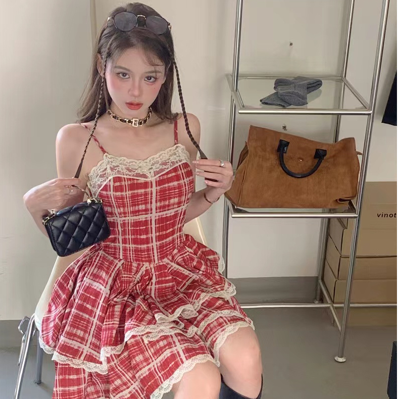 法式小眾純欲風連衣裙2024夏季新款蕾絲邊格子吊帶裙蓬蓬短裙子