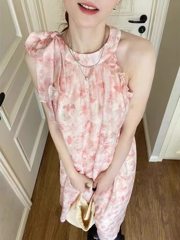 法式粉色掛脖吊帶連衣裙子女夏季2024新款小個子海邊度假碎花長裙