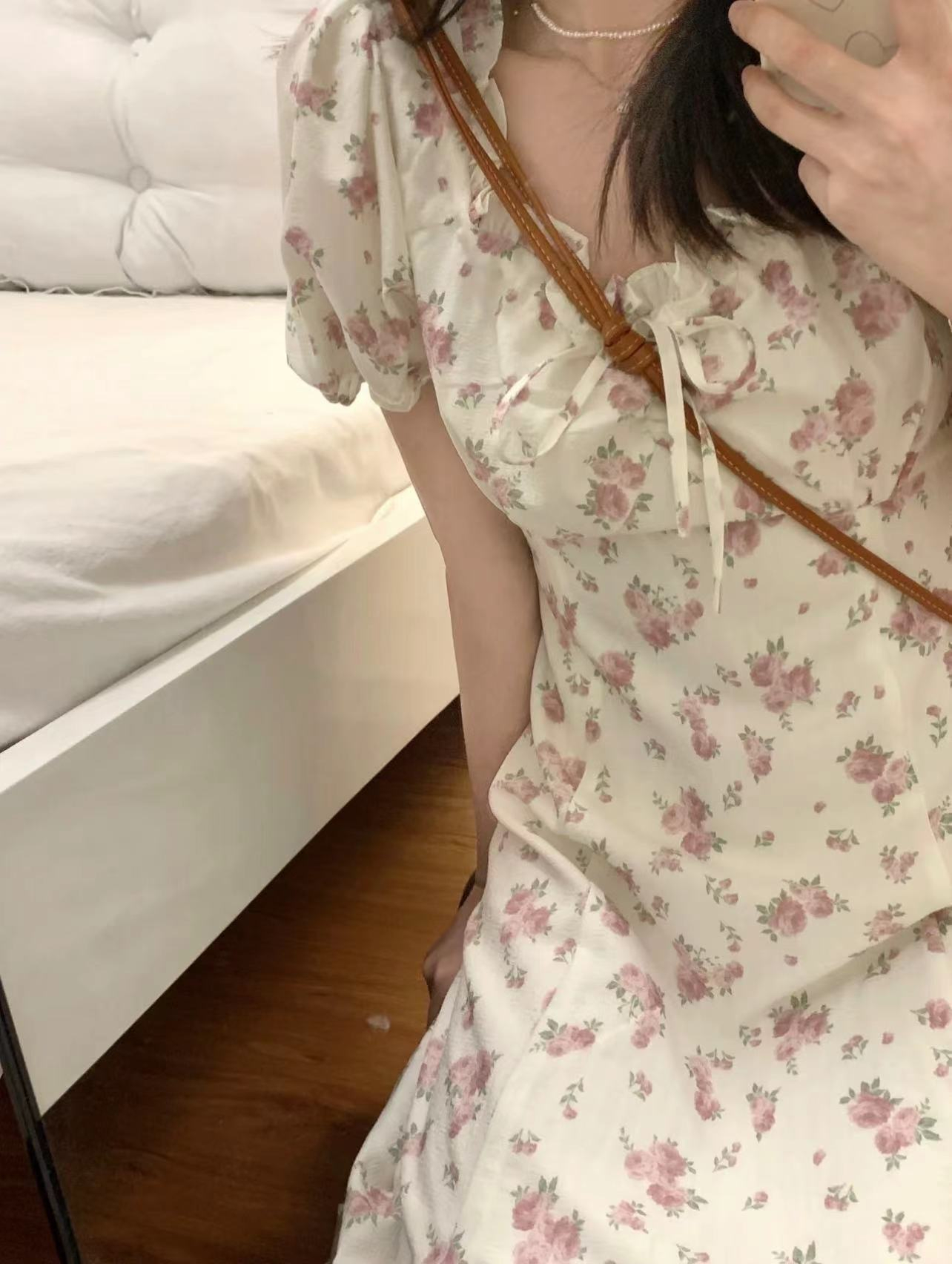 法式復古碎花連衣裙女2024年夏季新款收腰顯瘦系帶開叉泡泡袖裙子
