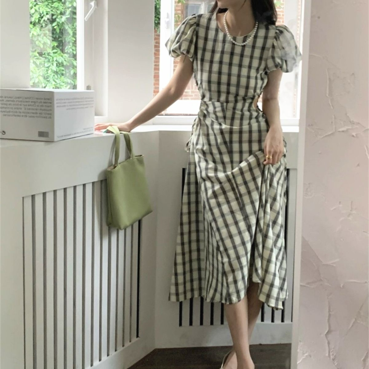 復古格子泡泡袖鏤空收腰連衣裙女夏季新款韓系長裙法式設計感裙子