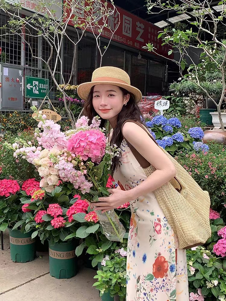 海邊度假風碎花吊帶連衣裙女早春裝2024年新款修身包臀法式長裙子