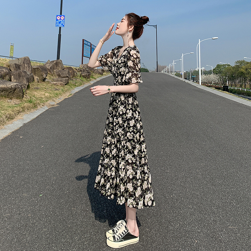 2024夏季新款中長款v領碎花裙女顯瘦收腰荷葉邊a字裙法式連衣裙