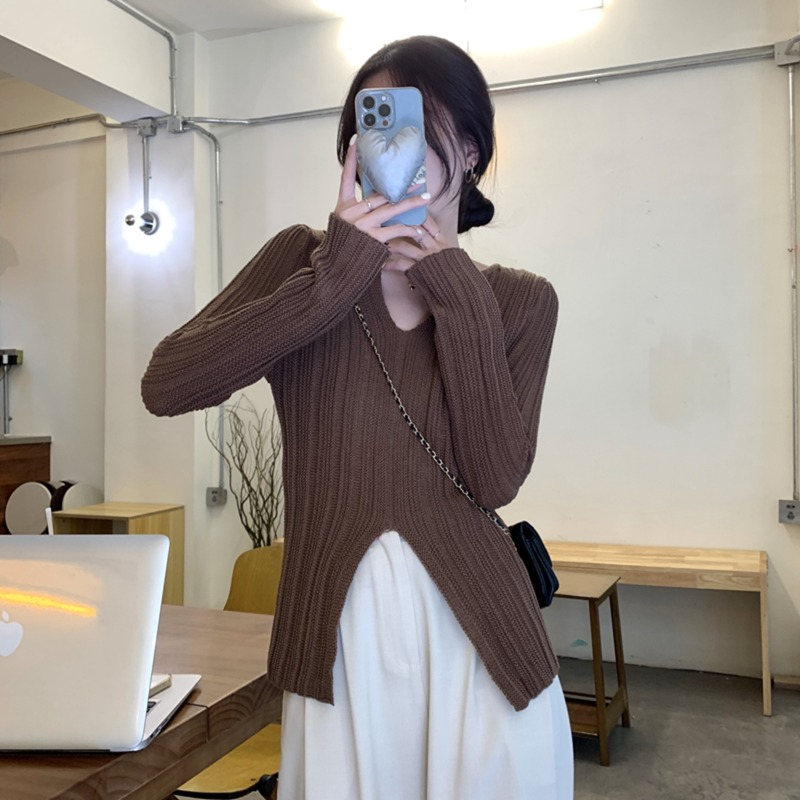 Temperament v-neck design long-sleeved sweater for women spring 2024 new inner layering shirt slim slit top