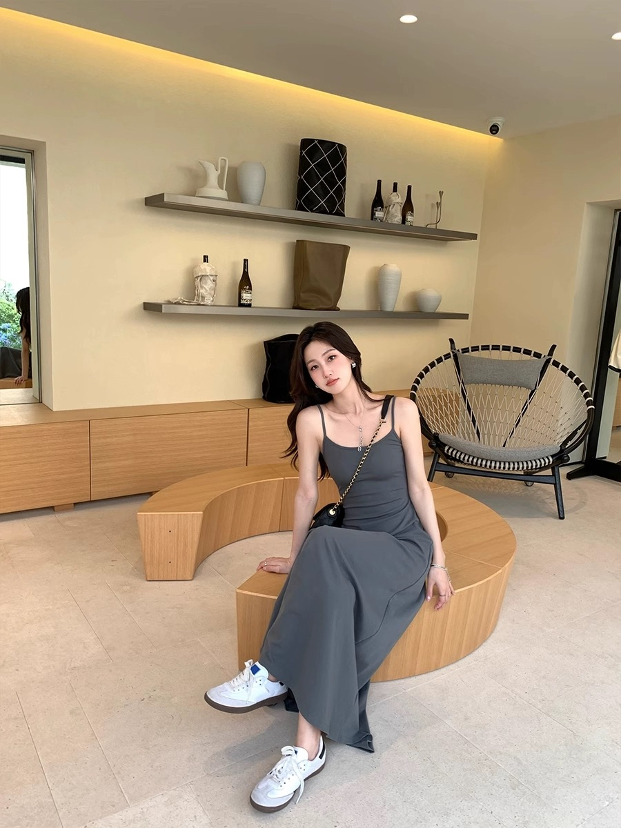 黑色吊帶連衣裙女2024年夏季新款氣質收腰顯瘦內搭長裙