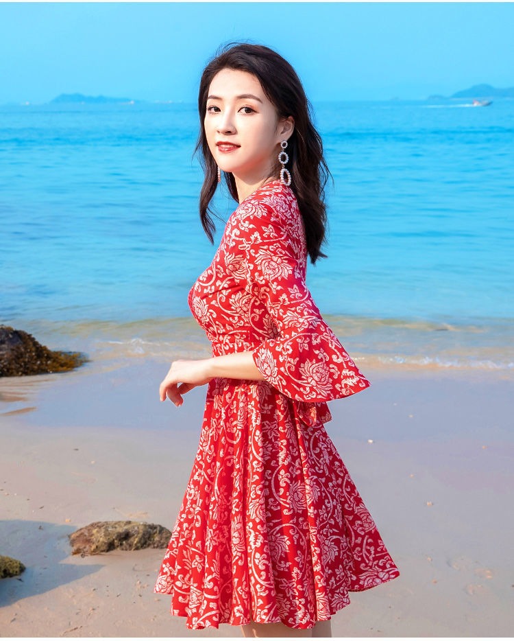 小個子翠花連衣裙2024新款海邊度假沙灘短款v領喇叭袖仙女裙