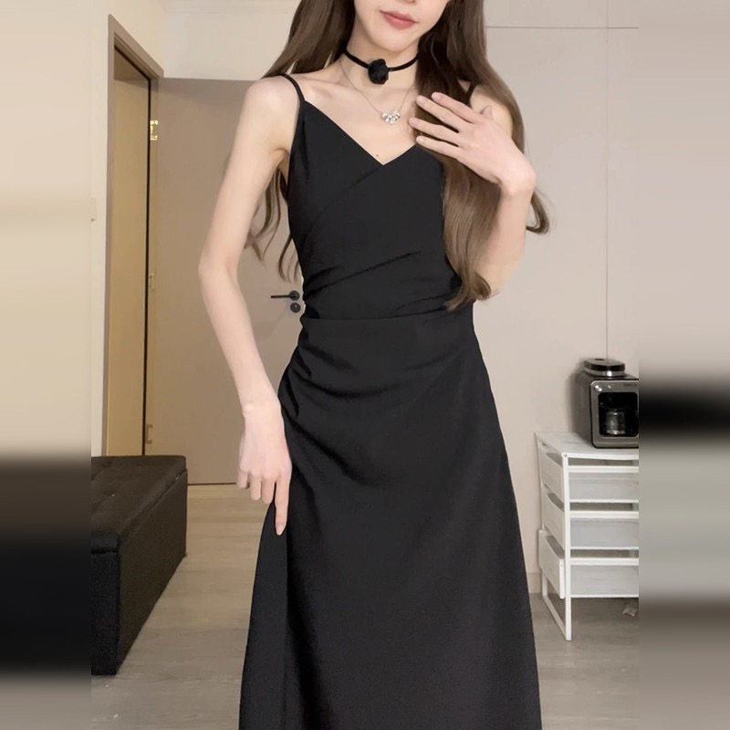 赫本黑色吊帶連衣裙子女夏季2024新款高級感收腰顯瘦氣質春季長裙
