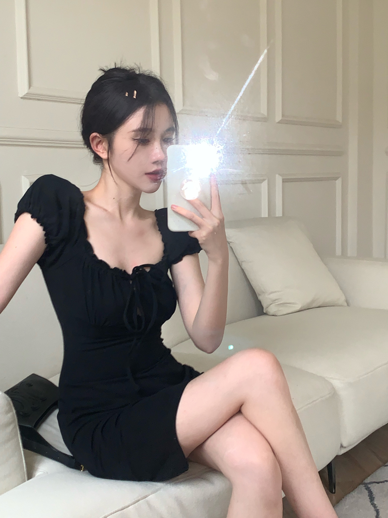 實拍 復古胸前鏤空系帶泡泡袖黑色連衣裙女A字短裙