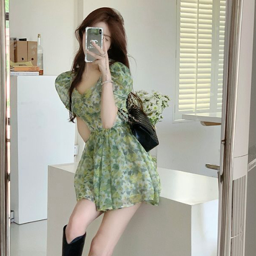 绿色碎花方领泡泡袖连衣裙夏季新款小清新甜美洋气小个子性感短裙