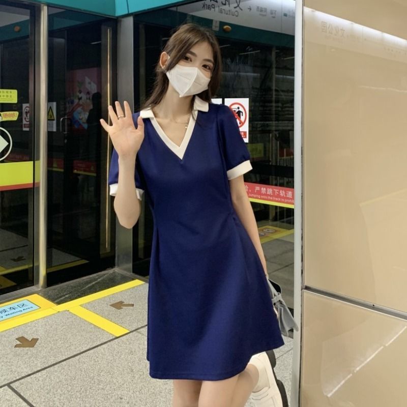 夏季2024年新款韓版設計感撞色V領POLO領收腰顯瘦短袖連衣裙女裝