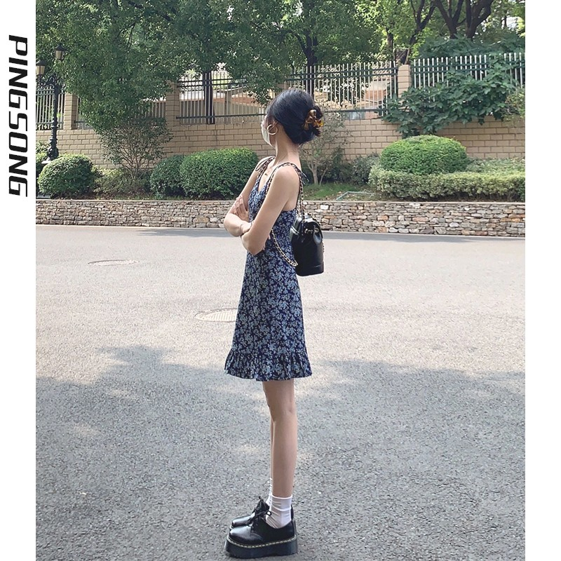 茶歇法式藍色碎花吊帶連衣裙2024新款女夏季收腰顯瘦a字連身短裙