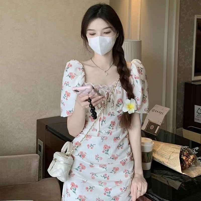 法式茶歇連衣裙夏2024新款方領泡泡袖修身顯瘦甜美溫柔氣質碎花裙