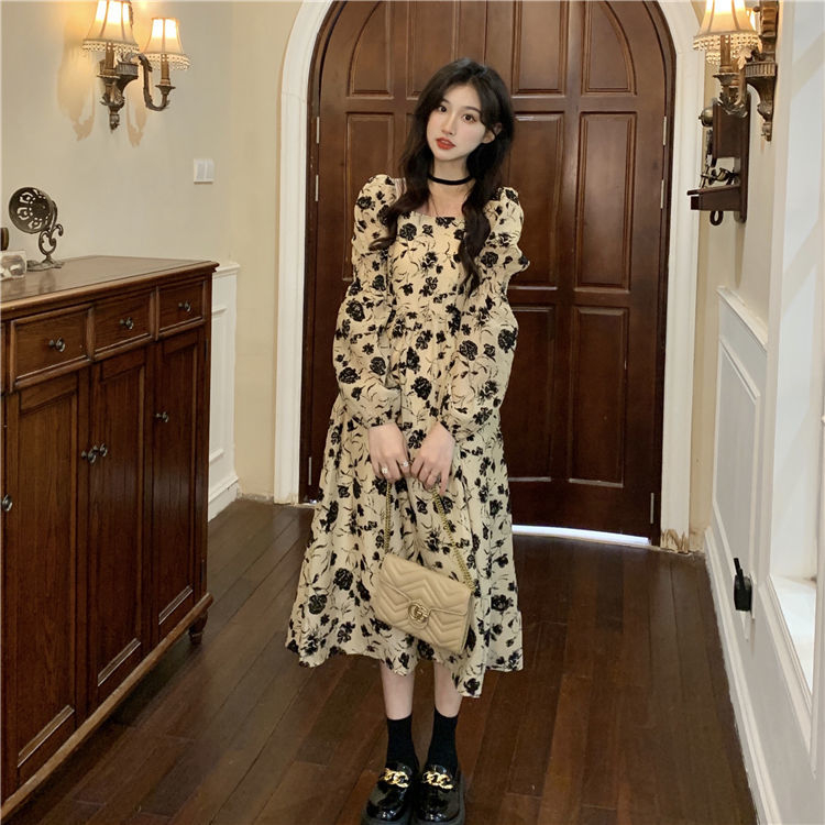 赫本風碎花連衣裙女裝春季新款復古方領收腰顯瘦