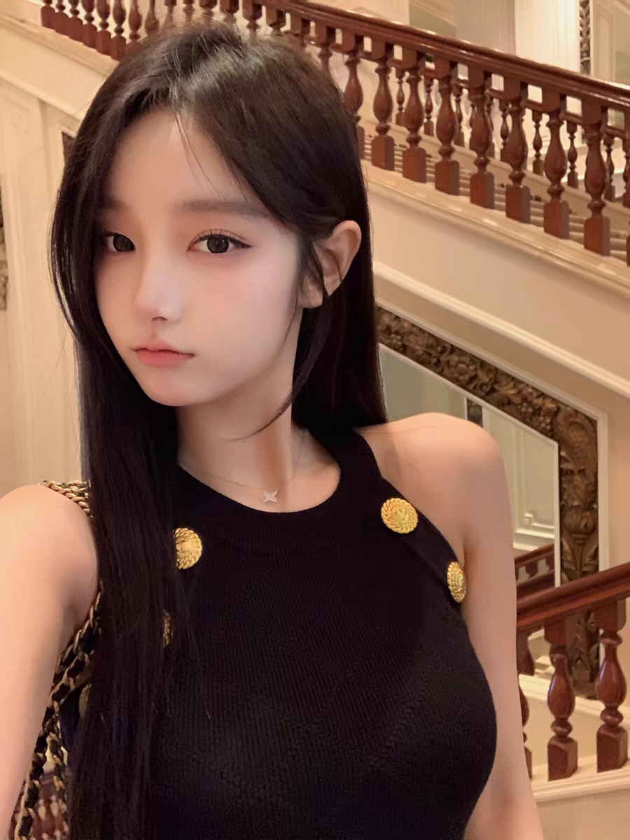 早安樊樊 立體感菱格紋金扣針織背心女春修身顯瘦遮肉掛脖短上衣