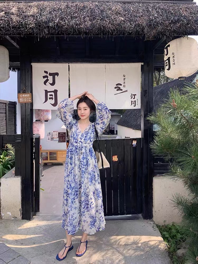 青花瓷RARE ME 24春季V領度假風復古燈籠袖收腰連衣裙女