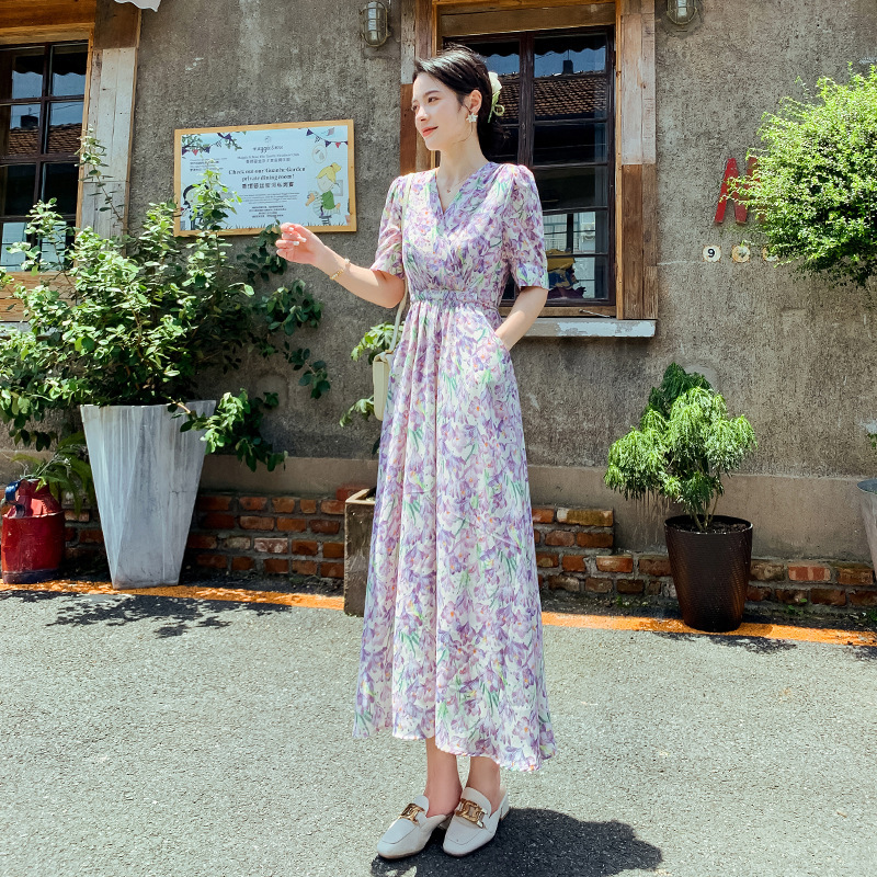 法式長款短袖裙子港風休閒女士印花V領2024設計復古中長收腰雪紡