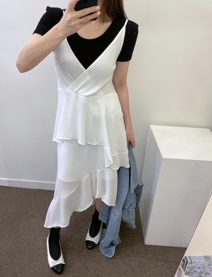 Korean chic early spring ladylike V-neck ruffle suspender dress