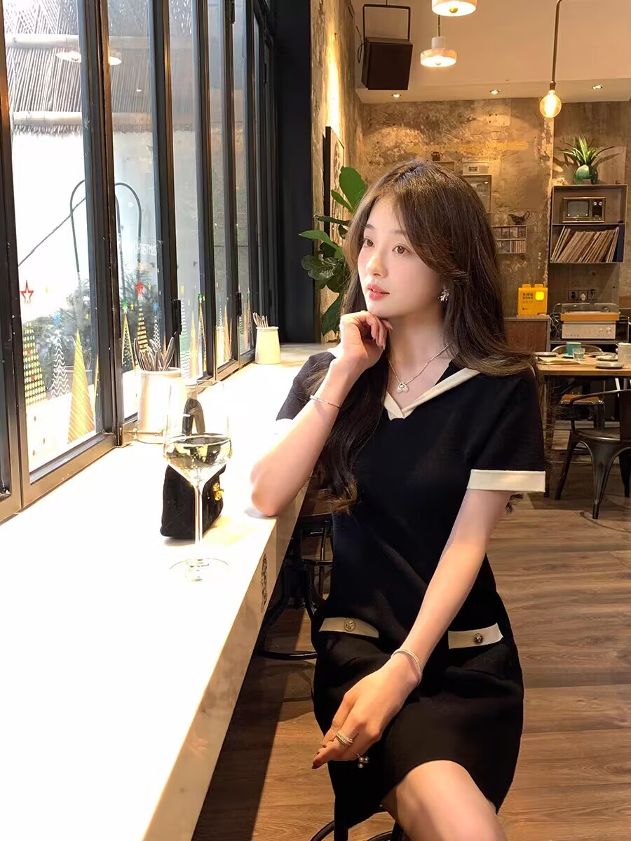 3/4 20點夏詩文 蜂蜜奶油 學院風撞色V領連帽短袖針織連衣裙